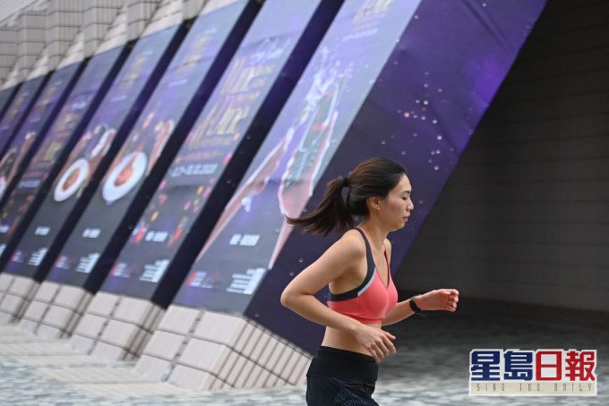 天文台预料本港地区今日早晚部分时间多云。日间大致天晴。
