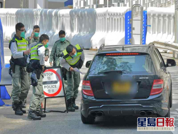 警員在駿洋邨的出入口駐守設置大型水馬,限制車輛及人士進入。