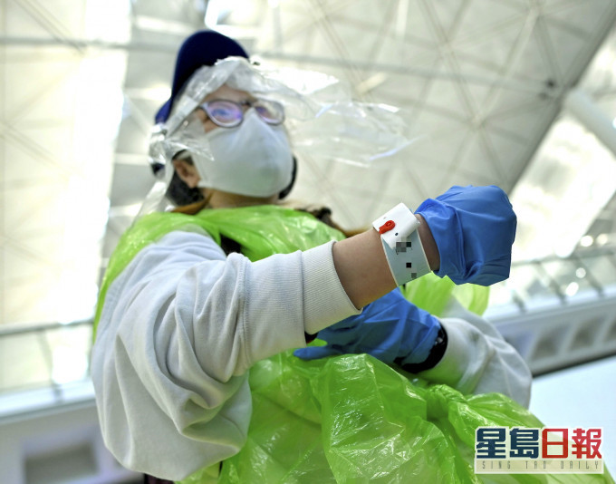 外地抵港人士需接受14天家居检疫,并需戴上监察手带。资料图片