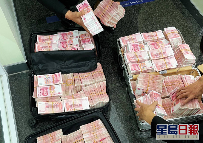 大V昨日在銀行先提走500萬元現鈔。互聯網圖片