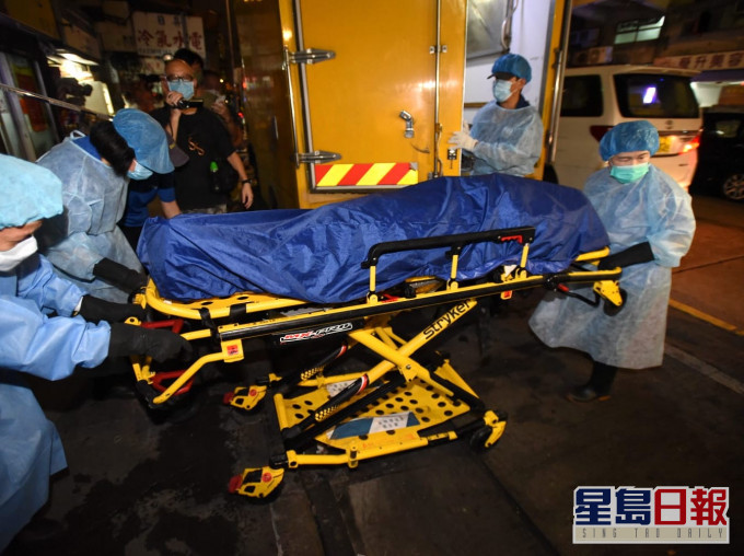 男事主的屍體由仵工抬走。