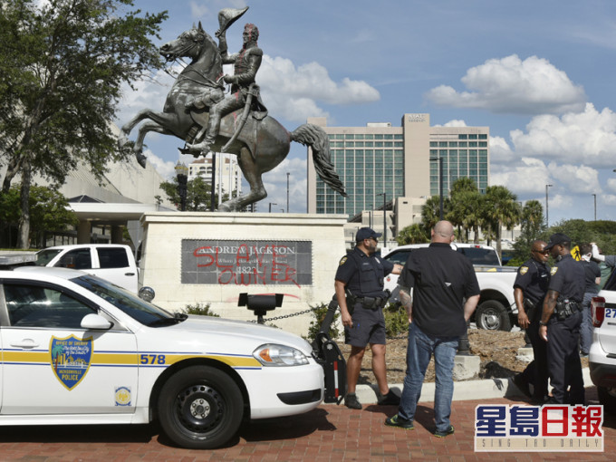 美国反种族歧视示威者企图拉倒前总统杰克森铜像。AP图
