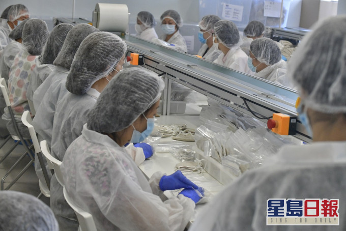 口罩運往大埔工業邨龍達紡織公司進行消毒和包裝。
