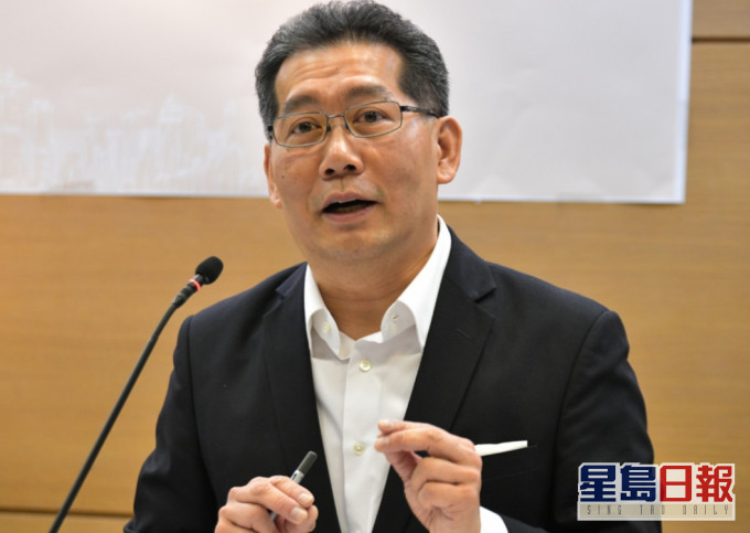 商務及經濟發展局前局長蘇錦樑昨日亦響應呼籲,現身中山紀念公園疫苗接種中心接種第二針。資料圖片
