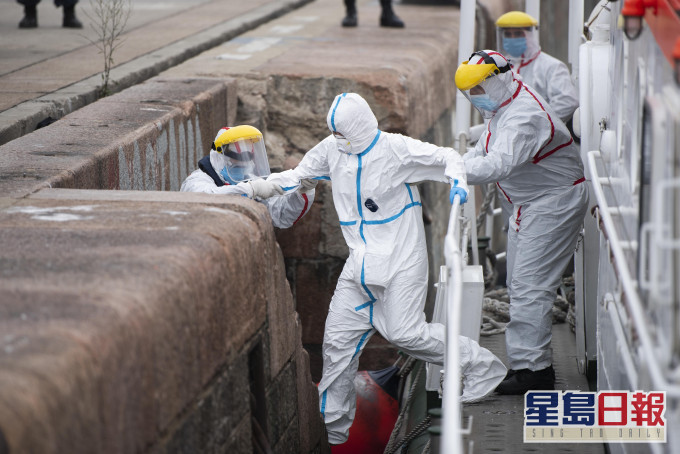 有6名重症患者因情况危殆,获准下船并送往当地医院接受治疗。 AP图