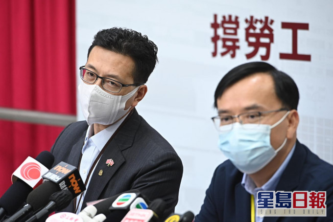 吳秋北(左)表示,希望勞工界在選舉委員會中可以佔更大比例。