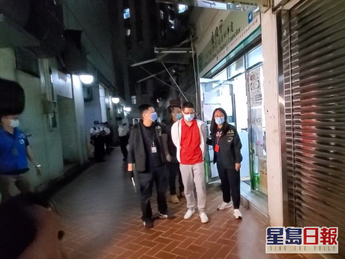 盧俊宇晚上被押返辦事處調查。