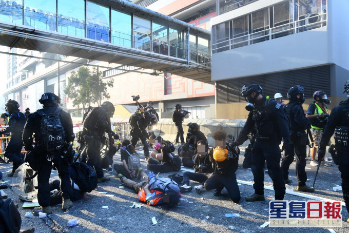 去年國慶日在黃大仙大批示威者與防暴警發生衝突。資料圖片