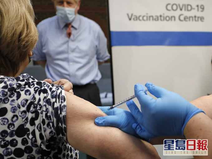 英國國內65歲以上者是疫苗接種的優先群。AP資料圖片