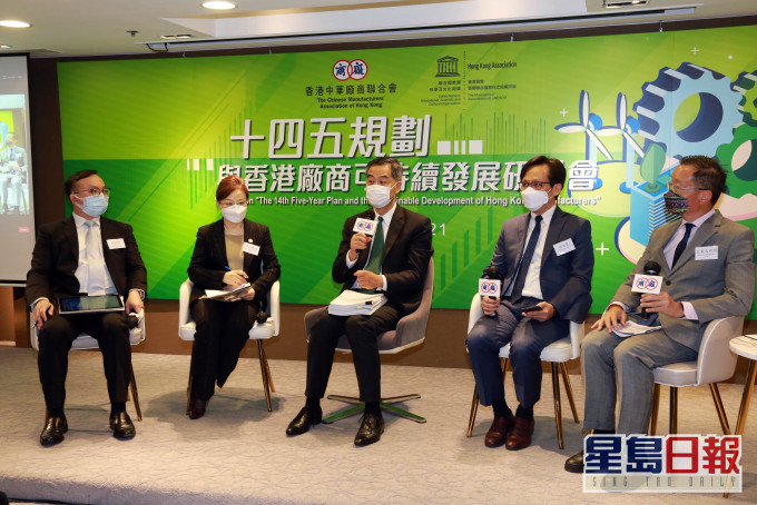 梁振英形容內地發展迅速,港人應把握最後機遇。