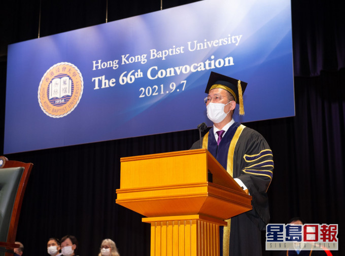 衞炳江於開學禮致辭時勉勵新生要利用力量。浸大圖片