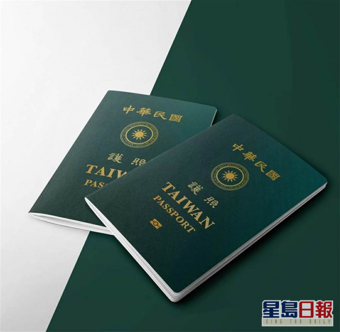 台灣新版護照封面放大「TAIWAN」字樣以強化國際識別度。網上圖片
