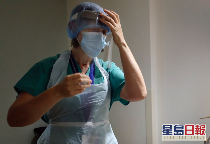 英國政府在沒有招標下採購5000萬口罩。AP圖片