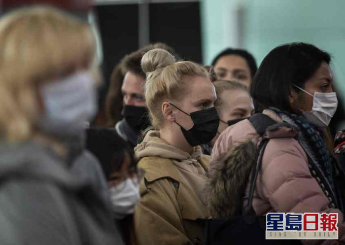 不少人趁锁国前赶到机场离境。AP