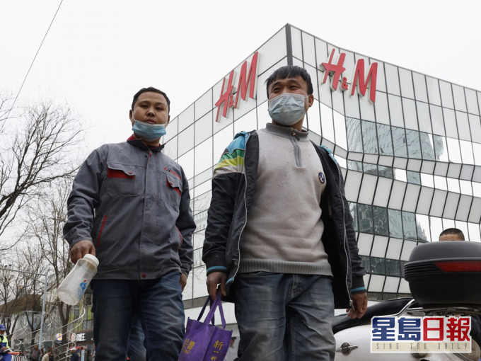 內地民眾早前揚言抵制拒用新疆棉花的外國品牌。AP圖片