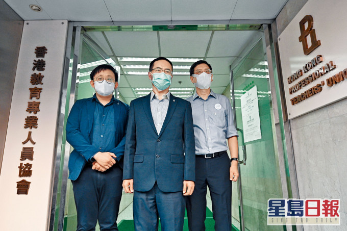 ■馮偉華(中)對教協解散,感到可惜和沉重,指會盡力完成解散程序,不評論會否被「秋後算帳」。