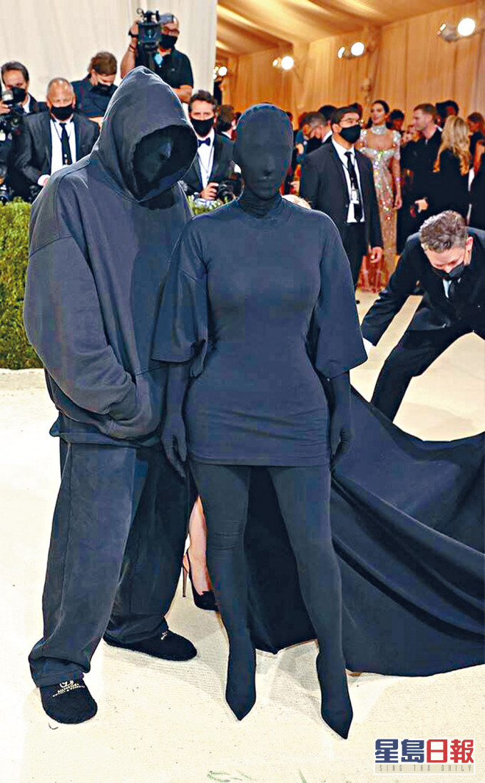 幪面的Kim帶同勁似前夫Kanye打扮的男子到場,但男子是創意總監Demna Gvasalia。