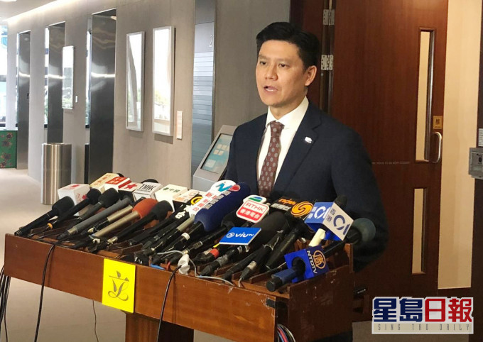 谭文豪促政府思考对策,包括是否派包机接载港人。 资料图片