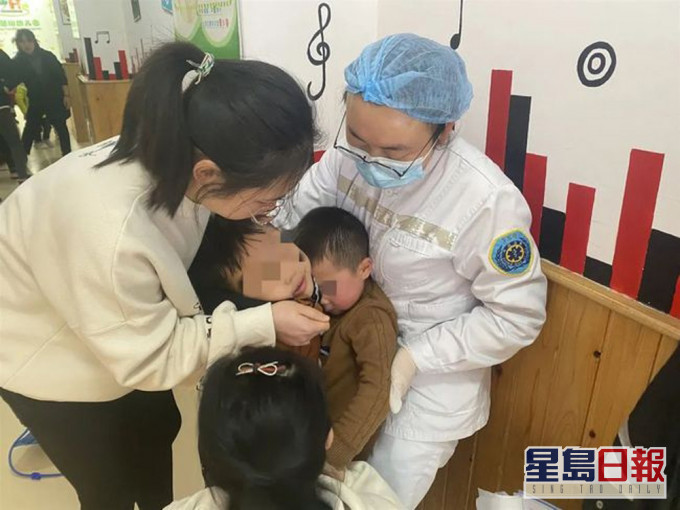 消防员赶到时,两名小朋友正相拥在一起。(网图)