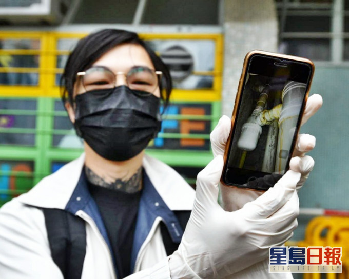 林先生向传媒展示屋内有污渍的胶管照片。