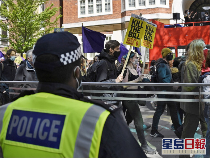 倫敦逾千人上街示威,不滿警權擴大。AP