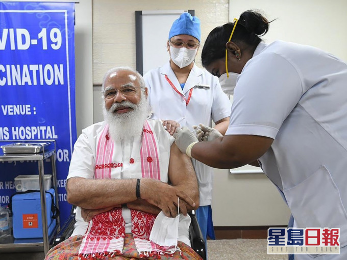 莫迪周一上午在医院接种疫苗。Modi twitter