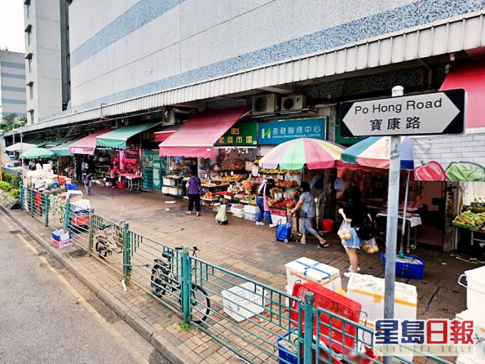 一名女子在将军澳富康花园街市购买菇类进食 ,疑出现食物中毒。资料图片