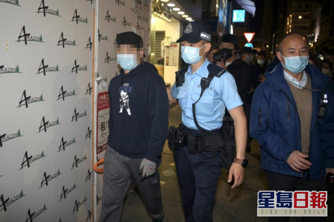 有人試圖離開被截查。
