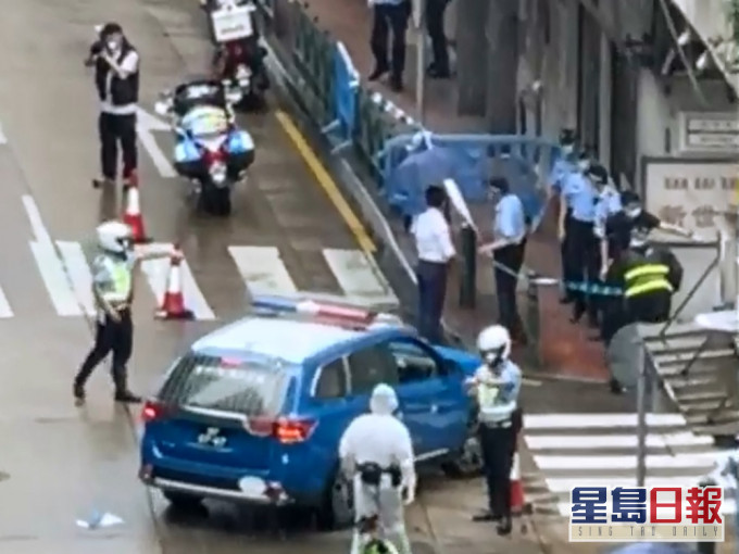 身穿防護衣的工作人員聯同警員到受影響街道拉起封鎖線。讀者提供影片截圖