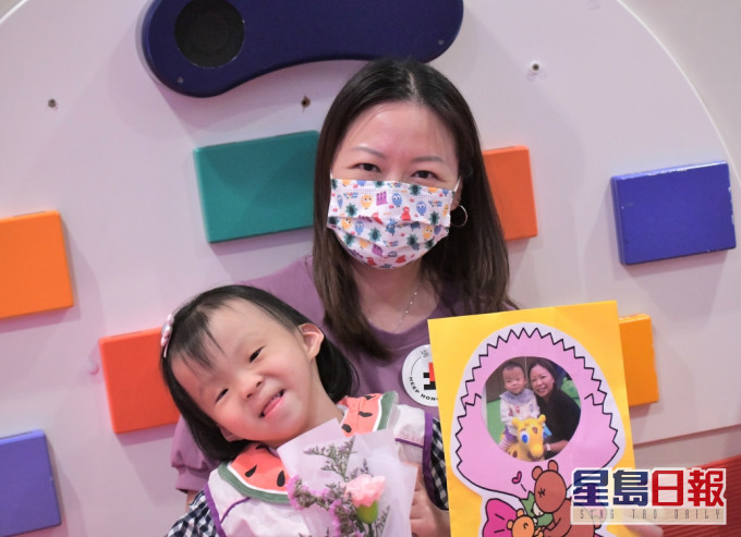 严太提到母亲节愿望,只盼望女儿希希健康快乐便足够。梁誉东摄