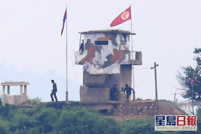 在两韩接壤的坡州市的北韩军事守卫哨站，看到北韩军人。AP图