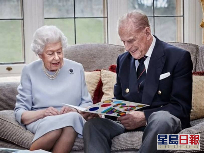 英女皇與菲臘親王結婚73周年,在社交網站上載溫馨合照。(網圖)