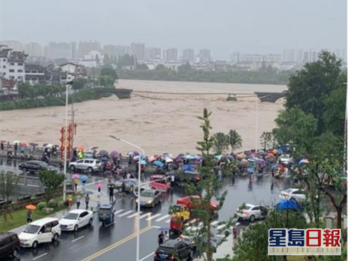 古橋中段出現垮塌。網圖