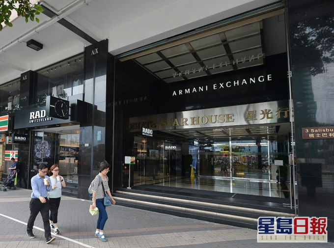 其中一名初步確診患者在星光行東翼潮庭任職樓面。資料圖片