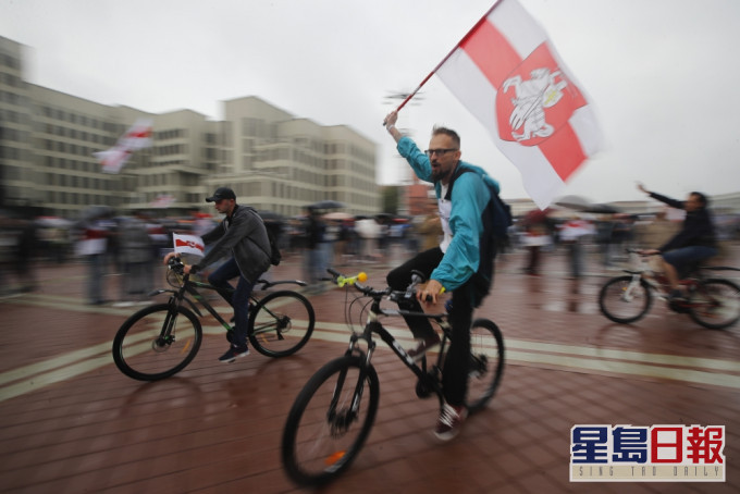 白俄羅斯反政府示威持續,反對派支持者踩單車示威。AP圖片