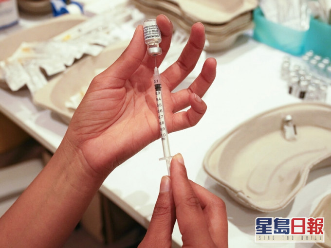 一項研究發現,接種兩劑輝瑞或阿斯利康新冠疫苗,有效應對具高傳染力的Delta,以及Alpha變種病毒。AP圖片