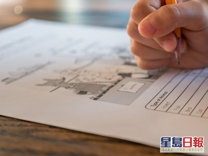 江西省一對姐弟日前疑因不堪功課壓力,雙雙跳樓自殺不治。Unsplash示意圖,非涉事人