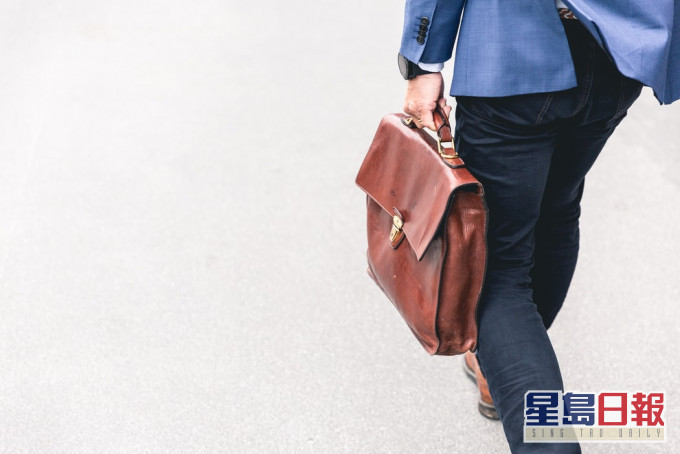 網民猶豫應否預告同事翌日會失業。unsplash