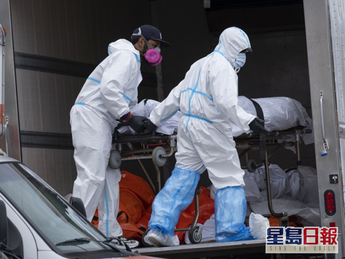 美国累计死亡人数突破6万。AP