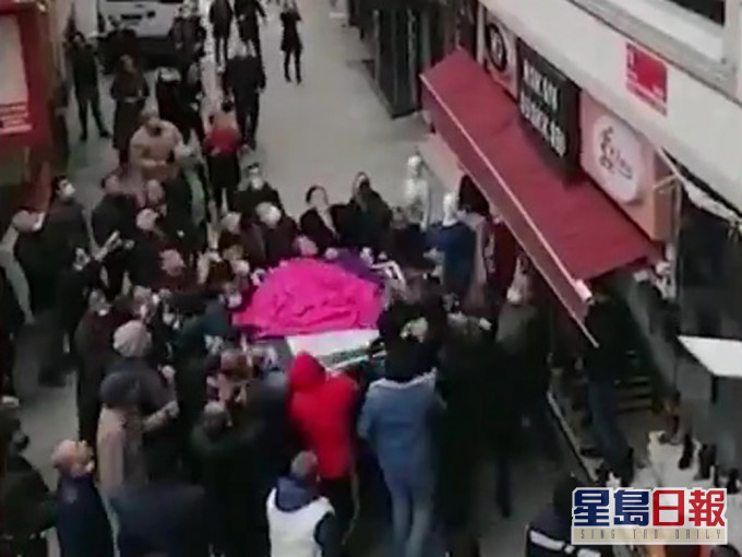 民众立刻找来一张毯子,并在楼下撑开将孩子接住。(网图)