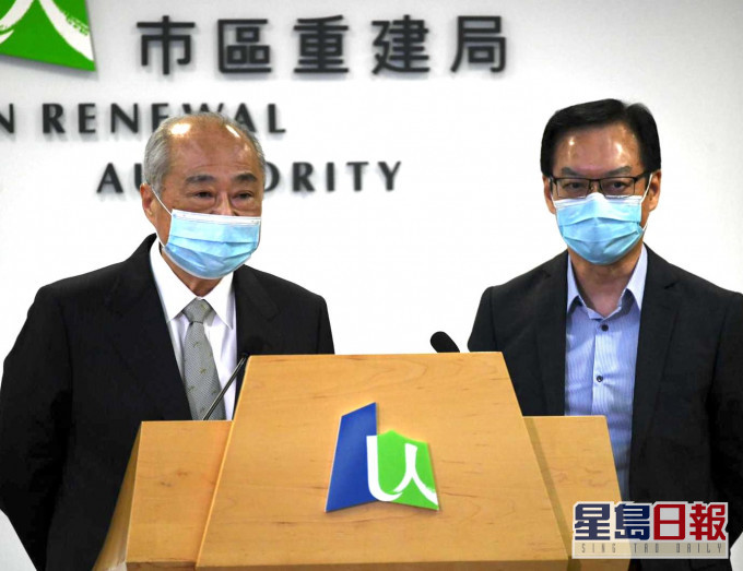 市建局主席周松崗(左)