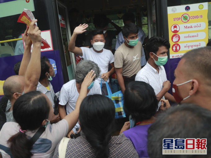 民眾夾道歡迎獲釋人士。AP圖片