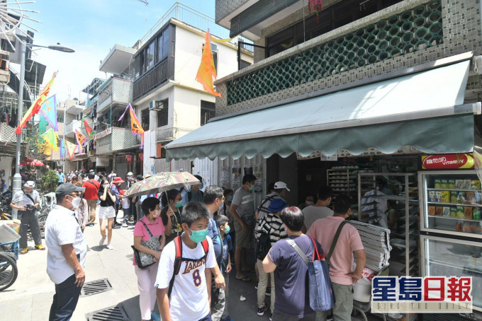 因大部分太平清醮活動取消,入長洲的人流較往年少。
