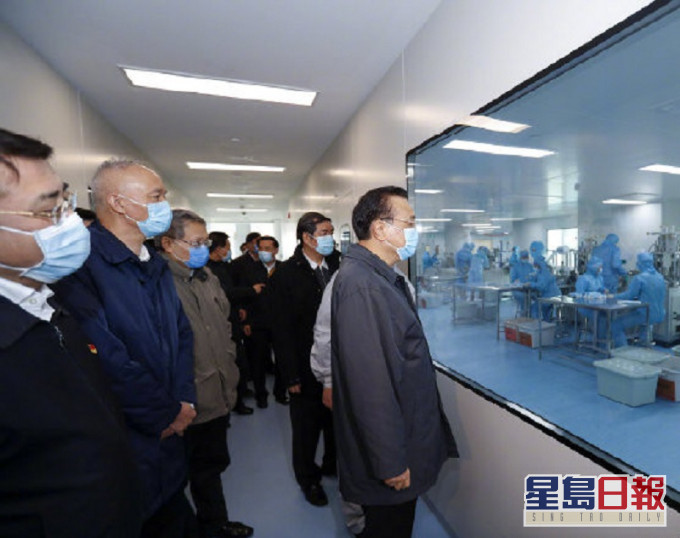 李克強在北京視察口罩生產情況。中國政府網