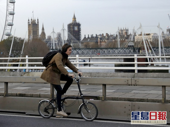 英國疫情未受控但有不少人不滿封城措施。AP