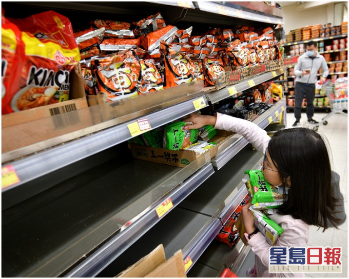 消委会指市民的抢购目标由防护及卫生物资蔓延至日常食品与日用品。资料图片