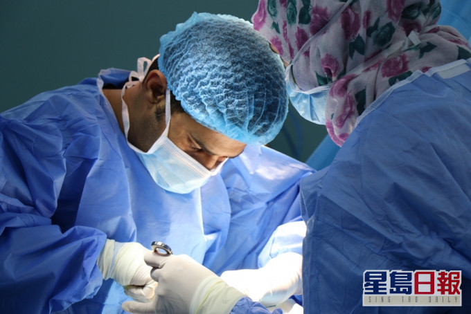 台灣一位醫學美容顧問分享女友人問隆鼻可否用男友肋骨的經歷。 unsplash圖片/示意圖