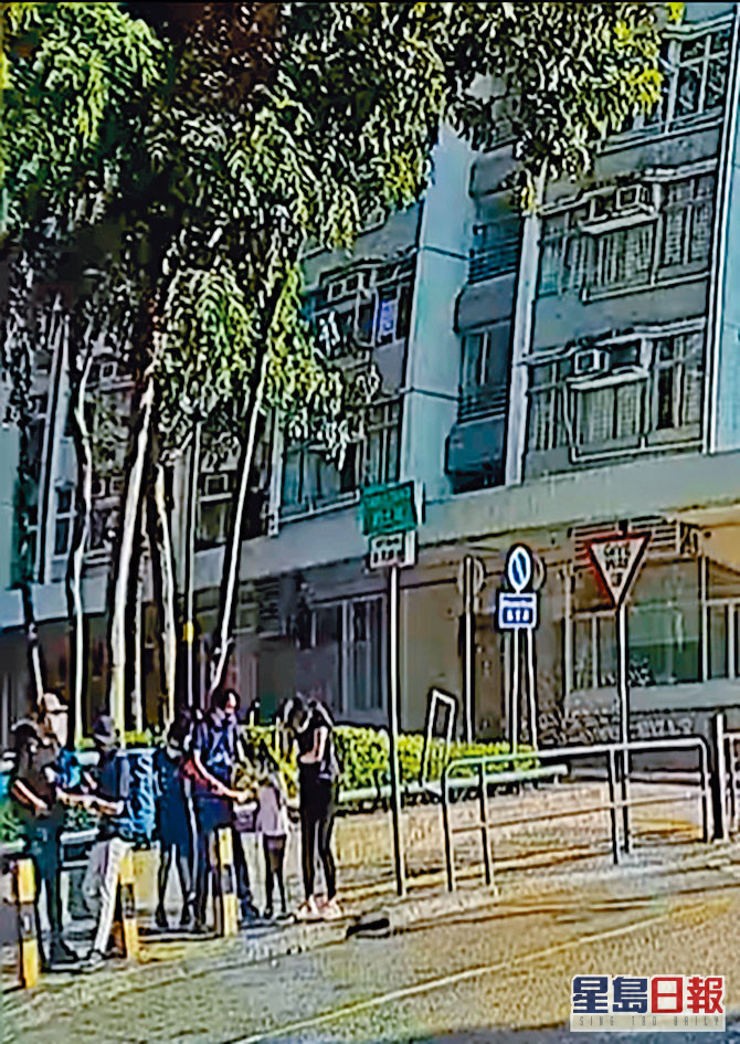 ■鋁窗墮下後,玻璃碎濺傷候車的一家三口。