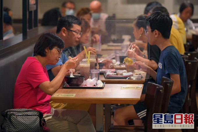 政府延长社交距离措施。