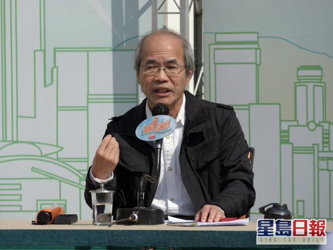主持《中国点点点》多年的刘锐绍认为节目制作团队平实处理中国新闻。资料图片